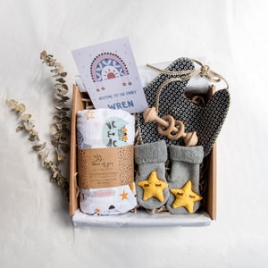 Baby Geschenkbox für Jungen, Babypartygeschenk, Wendelätzchen & Socken Set aus Holz mit Rassel und personalisierte Karte, Bio-Baby-Geschenk
