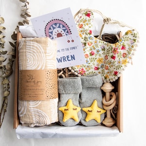 Coffret cadeau unisexe Petite étoile, ensemble bavoir réversible et chaussettes, hochet en bois et carte personnalisée, cadeau bio pour bébé, cadeau baby shower