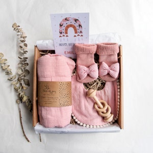 Scatola regalo rosa per neonata, set bavaglino e calzini reversibili, sonaglio in legno e biglietto personalizzato, regalo biologico per neonati, regalo per baby shower