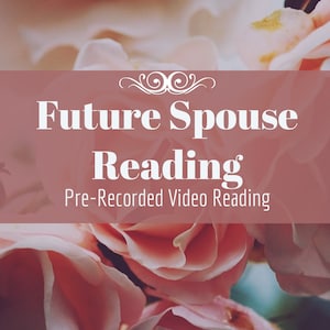 Peut inclure: Un fond floral rose et blanc avec un rectangle rouge superposé. Le texte "Future Spouse Reading" est en blanc avec un motif décoratif au-dessus du texte. Sous le texte se trouve la phrase "Pre-Recorded Video Reading" en blanc.