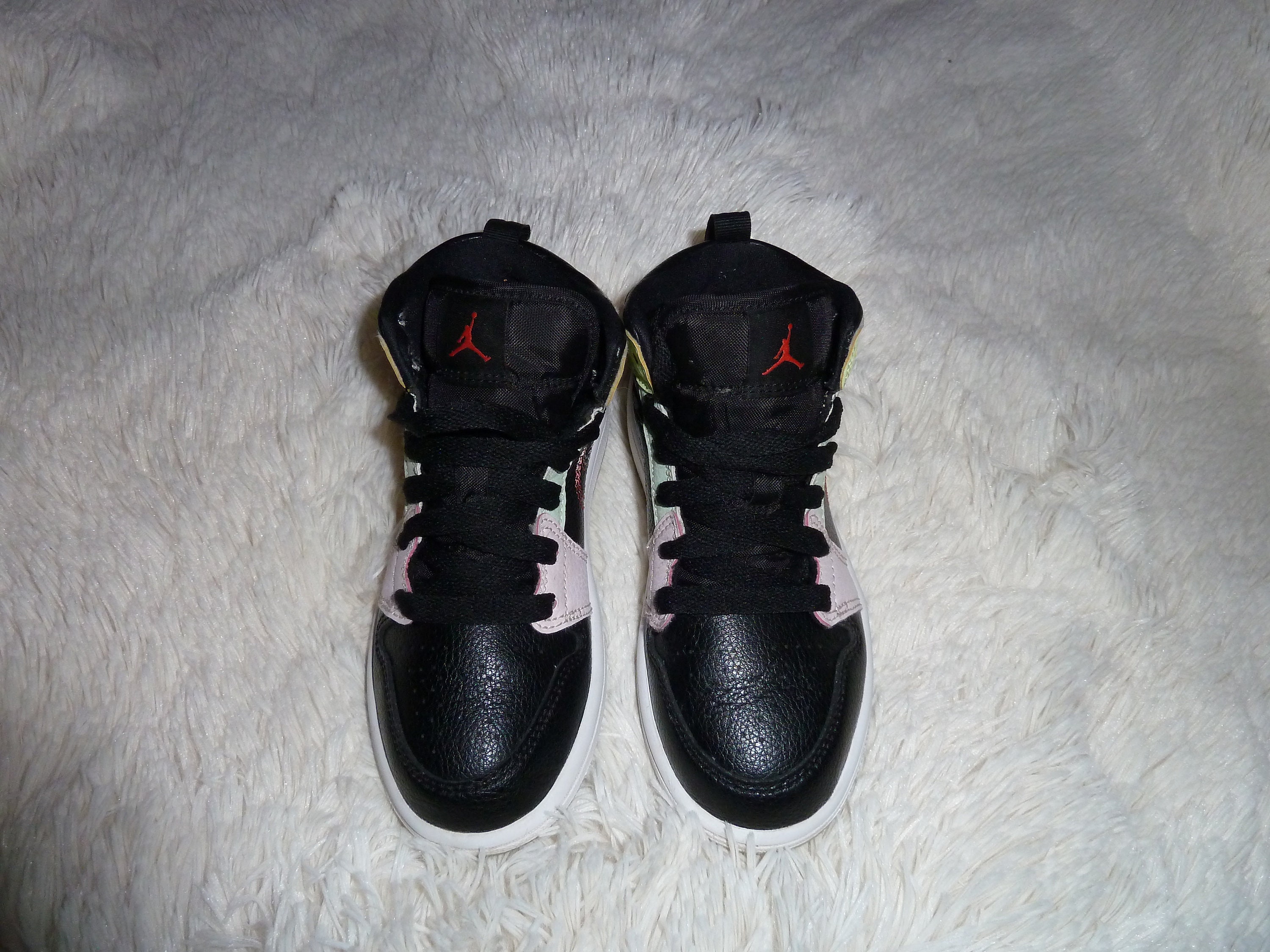 jordan 1 mid se glow in the dark