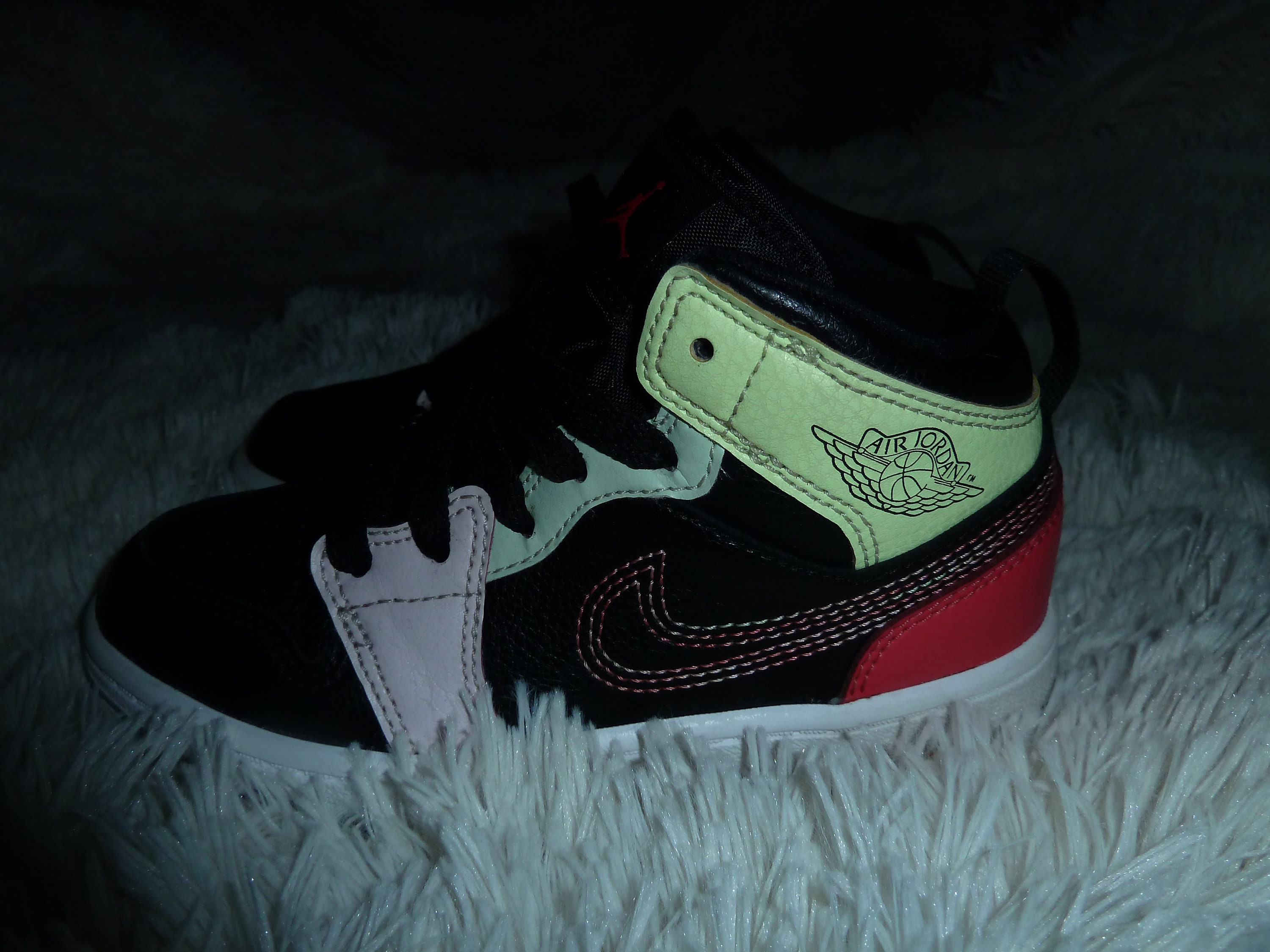 glow in the dark jordan 1 mid