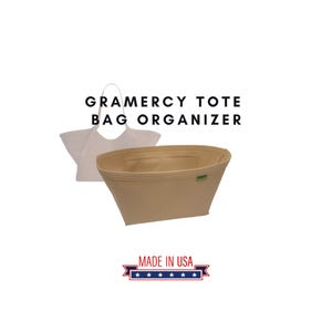 Pode incluir: Um organizador de bolsa tote Gramercy bege com um contorno de bolsa tote branco ao fundo. O texto "GRAMERCY TOTE BAG ORGANIZER" está acima do organizador. As palavras "MADE IN USA" estão abaixo em uma faixa vermelha, branca e azul.