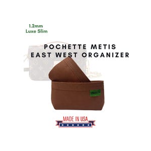 Peut inclure: Organiseur de sac en feutre marron pour un sac à main Louis Vuitton Pochette Metis. L'organisateur a une étiquette verte qui dit "GREENTAG" et le texte "MADE IN USA" avec cinq étoiles en dessous. L'organisateur a une épaisseur de 1,2 mm et s'appelle "Luxe Slim".