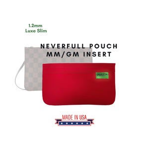 Op de afbeelding: Rode gevoerde tas inzet voor een Neverfull MM of GM handtas. De tas heeft een groen label met de tekst "GREENTAG". De tekst "NEVERFULL POUCH MM/GM INSERT" en "MADE IN USA" zijn afgedrukt op de afbeelding.