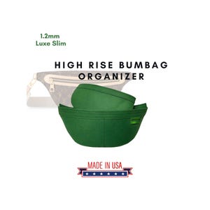 Op de afbeelding: Een groene High Rise Bum Bag Organizer, met de tekst "1.2mm Luxe Slim" en "Made in USA". De organizer wordt in twee delen getoond, genest in elkaar. Een vage omtrek van een heuptas staat op de achtergrond.