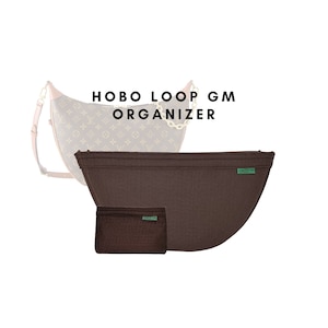 Puede incluir: Organizador de bolso de fieltro marrón con una etiqueta verde que dice "Green Tag" y una bolsa de fieltro marrón más pequeña con una etiqueta verde que dice "Green Tag". El texto "HOBO LOOP GM ORGANIZER" está escrito en blanco sobre un fondo blanco.