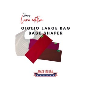 Puede incluir: Imagen de un bolso tote blanco estampado con asa gris, junto con tres modeladores de base rectangulares en rojo, morado y marrón. El texto dice "GIGLIO LARGE BAG BASE SHAPER" y "2mm Luxe edition". Una pancarta "Made in USA" está en la parte inferior.