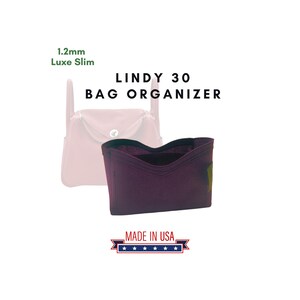 Peut inclure: Un organisateur de sac violet foncé avec le texte "Lindy 30 Bag Organizer" et "Made in USA". L'organisateur est présenté à côté d'un sac à main rose clair. Le texte "1.2mm Luxe Slim" est en haut à gauche.