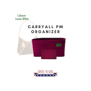 Peut inclure: Un organiseur de sac à main en feutre bordeaux avec le texte "CARRYALL PM ORGANIZER" et "MADE IN USA" imprimé dessus. L'organisateur a un compartiment séparé pour un téléphone ou un portefeuille.