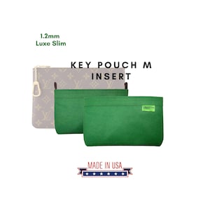 Op de afbeelding: Groene vilt key pouch insert voor een luxe merk key pouch. De insert is 1,2 mm dik en gemaakt in de VS. De insert heeft een groen label met de tekst "GREENTAC" erop.