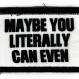 Puede incluir: Parche bordado en blanco y negro con el texto "Maybe you literally can even".