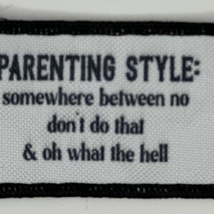 Può includere: Toppa bianca con bordo nero e testo che recita "PARENTING STYLE: somewhere between no don't do that & oh what the hell"