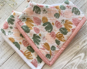 Bavoir bandana réversible en mousseline de coton floral blush