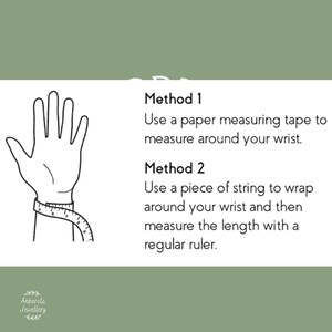 Op de afbeelding: Twee methoden om de maat van je pols te meten voor armbanden. Methode 1: Gebruik een papieren meetlint. Methode 2: Gebruik een stuk touw en meet dan de lengte met een liniaal.