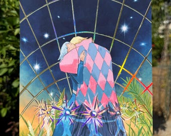 Puede incluir: Una impresión que representa a una pareja abrazándose bajo un cielo nocturno estrellado. La pareja está envuelta en una manta rosa y azul con estampado de diamantes. La obra de arte tiene un tema de fantasía con colores vibrantes y un fondo celestial.
