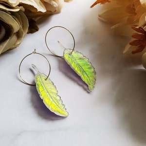 Boucles d’oreilles Iridescent Feather Dangle - Plumes en résine à changement de couleur - Boucles d’oreilles Drop Hoop