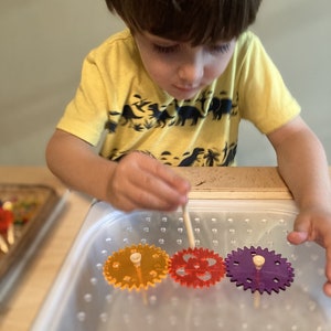 Multifunktionales Peg Board Großer Trofast Korb von Flisat Tisch für Montessori Waldorf Spielzeug Kleinkind Aktivitäten sensorische STEM STEM Coding