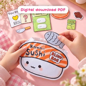 Pode incluir: Um saco surpresa de papel Kawaii Sushi com gráficos laranja e brancos e um rosto sorridente. Inclui recortes de papel de um peixe, uma faca, um pacote de wasabi, um coração amarelo, um ponto de interrogação e um kit verde com dois pedaços.