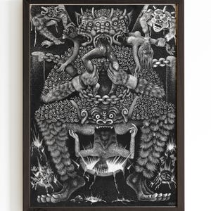 Puede incluir: Ilustración en blanco y negro de una criatura de múltiples caras con múltiples brazos y una cadena. La obra de arte está enmarcada en un marco de madera marrón oscuro. La ilustración tiene una apariencia detallada y texturizada.