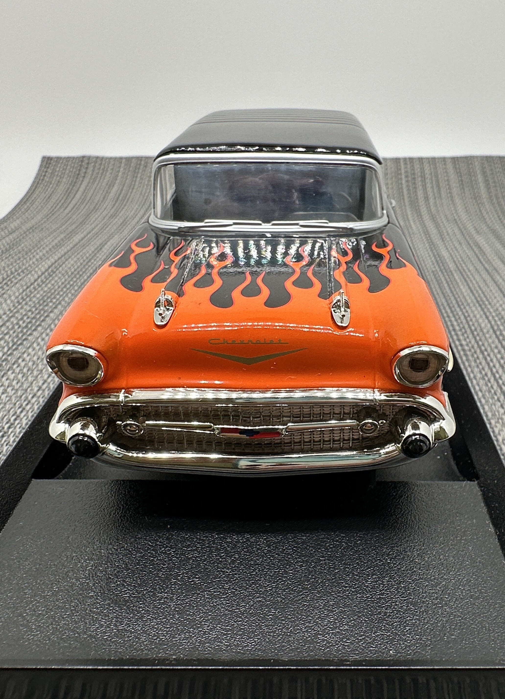 1957 Chevrolet 2-door Nomad Wagon 1/25 Scale Model & Coin