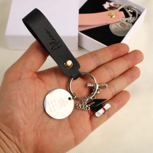 3-Wege-Schlüsselanhänger nach Abschluss mit Gravur Metallanhänger + Lederband-Personalisierung + UV-bedruckte Box (Rosa / Schwarz) - Geschenk für Lehrer und Schüler 2025