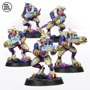 Op de afbeelding: Vier miniatuurfiguren van reptielachtige humanoïden met paarse en witte bepantsering, die futuristische wapens vasthouden. De figuren zijn in een dynamische actiehoudingshouding geplaatst en zijn in een gedetailleerde en realistische stijl geschilderd.