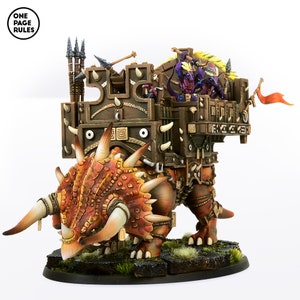 Può includere: Un modello in miniatura di un'unità da gioco di guerra, una creatura simile a un dinosauro di colore marrone e arancione che tira un carro di legno con due figure in cima. Le figure sono viola e dorate, che tengono armi. Il carro ha una ringhiera di legno e una bandiera con un fiocco rosso.