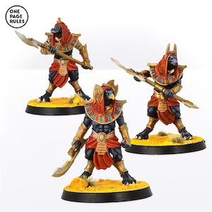 Peut inclure: Trois figurines miniatures de guerriers à tête d'oiseau, posées sur des socles circulaires avec un terrain jaune. Les guerriers portent une armure rouge et dorée, avec des accents bleus et dorés. Chacun tient une arme.