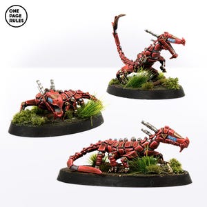Könnte beinhalten: Drei rot und silber lackierte Miniatur-Roboterdrachen auf schwarzen Sockeln mit grünem Moos. Die Drachen sind in verschiedenen Positionen aufgestellt, einer steht aufrecht, einer liegt und einer kriecht.