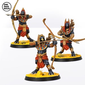 Peut inclure: Trois figurines peintes de figures à tête de chacal noir avec des vêtements dorés et rouges, tenant des arcs et des flèches. Les figurines sont debout sur des socles circulaires avec une texture de sable jaune.