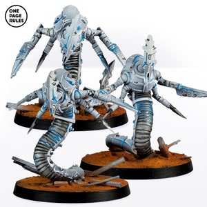 Op de afbeelding: Drie grijze en blauwe robotfiguren met scherpe messen. De figuren staan in verschillende poses en staan op een bruin oppervlak.
