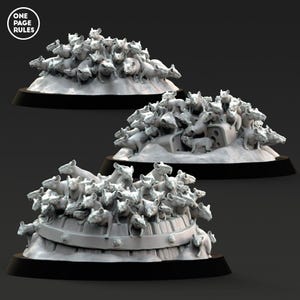 Può includere: Tre scene in miniatura che rappresentano un grande gruppo di ratti grigi. I ratti sono raggruppati su una base, alcuni si arrampicano l'uno sull'altro. La prima scena mostra i ratti su un cumulo di terra. La seconda scena mostra i ratti su un pezzo di formaggio. La terza scena mostra i ratti su una botte.