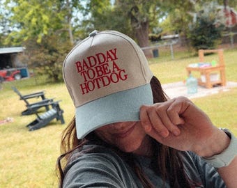 Gorra de camionero patriótica de EE. UU. – “Un mal día para ser un perrito caliente” – Gorra roja, blanca y azul