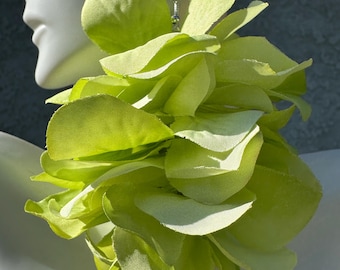 Grote lichtgroene bloemoorbellen: gewaagde zomermode, lichtgewicht groene statement oorbellen, grote gewaagde groene oorbellen, groene mode