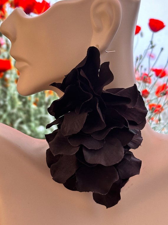Big Black Flower Statement Earrings: Lightweight Bold  display picture 1