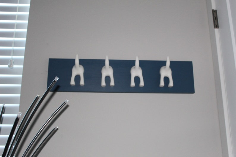 dog tail leash holder