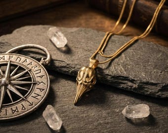 Collar con colgante de calavera de cuervo gótico: Joyería vikinga de latón con forma de ave.