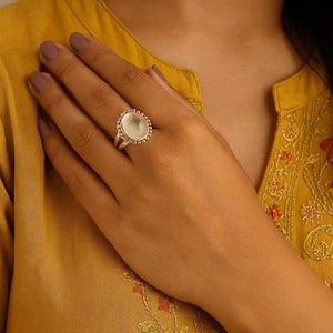 Anel com pedra preciosa Prehnita: Joia Boho de latão feita à mão