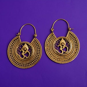 Par de pendientes de aro con diseño de mandala Om: regalo de Acción de Gracias, pendientes llamativos, pendientes de aro grandes indios, pendientes de latón tribales bohemios.