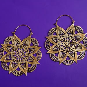 Par de pendientes de aro con mandala de flor de loto: regalo de Acción de Gracias, pendientes llamativos, pendientes de aro grandes indios, pendientes de latón tribales bohemios.