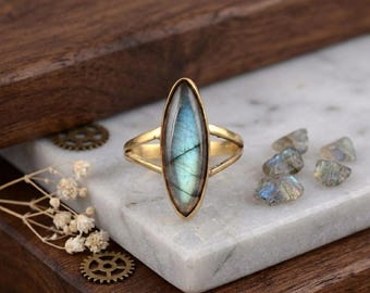 Anillo minimalista de labradorita con marquesa, latón dorado
