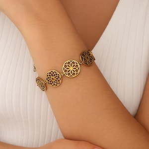Adjustable chakras bracelet 7 colors precious stones ; brass, indian hinduism prayer beads; ; gold pendant