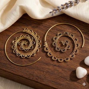 Pendientes de hilo en espiral de latón chapado en oro: joyería tribal hecha a mano.