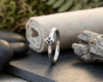 Minimalistyczny pierścień z czaszką – gotycka biżuteria ze srebra próby 925