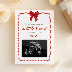 Cartão de Anúncio de Gravidez de Natal Um Pequeno Segredo | Estamos Esperando Bebê | Cartão de Revelação de Gravidez para Imprimir