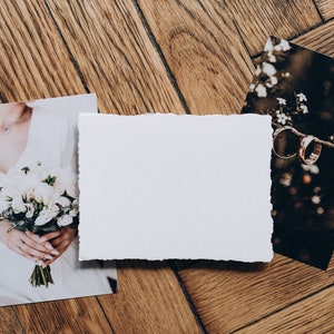 Maqueta de tarjeta de boda. Tarjeta de invitación y propuesta. Nombre de tarjeta. Maqueta de anuncio minimalista vertical estilo boho
