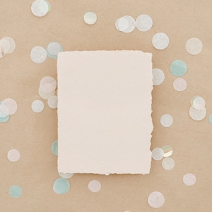 Tarjeta de maqueta minimalista moderna 5x7, maqueta vertical de borde de cubierta de papel hecho a mano