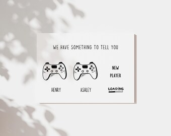 Può includere: Biglietto bianco con testo e illustrazioni neri. Il testo recita "WE HAVE SOMETHING TO TELL YOU" sopra due disegni di controller di gioco. Sotto i controller ci sono i nomi "HENRY" e "ASHLEY". A destra c'è "NEW PLAYER" e una barra di caricamento.