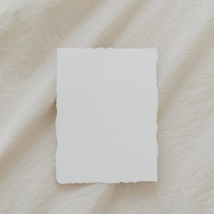 Mockup di carta verticale Carta per acquerello minimalista con bordo ruvido. Mockup in stile boho